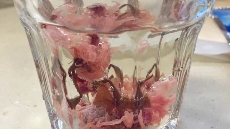 水信玄饼,将樱花用清水浸泡1个小时,在此期间隔30分钟换一次清水,然后取出沥干水份备用。