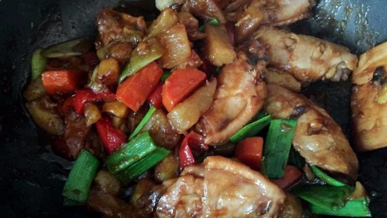 三汁焖鸡翅,大火收汁,再翻炒几下即可出锅咯