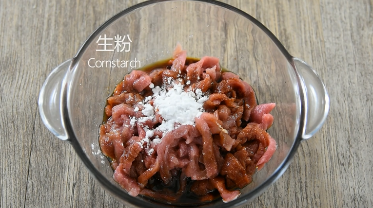 一学就会的“鱼香肉丝”做法,倒入<a style='color:red;display:inline-block;' href='/shicai/ 718'>料酒</a>、<a style='color:red;display:inline-block;' href='/shicai/ 788'>生抽</a>、<a style='color:red;display:inline-block;' href='/shicai/ 762'>老抽</a>、盐、油、<a style='color:red;display:inline-block;' href='/shicai/ 788'>生抽</a>