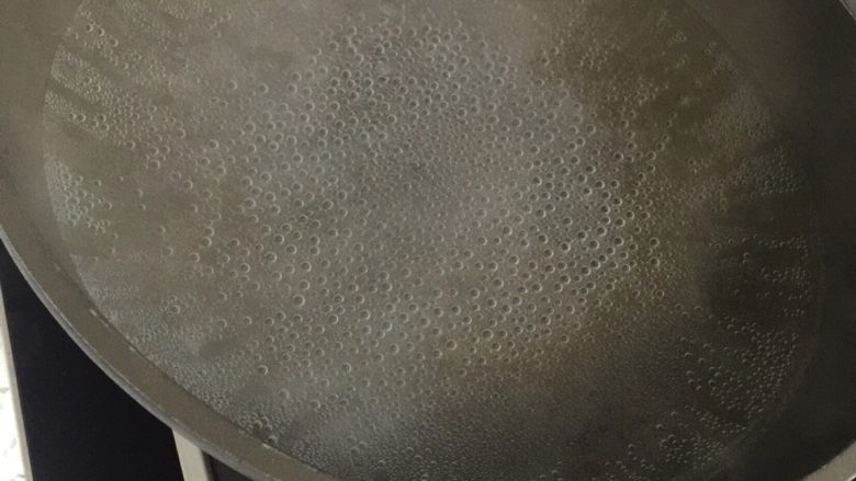 川北凉粉,水开后。倒入稀释好豌豆淀粉,迅速搅拌,成透明状态,关火,