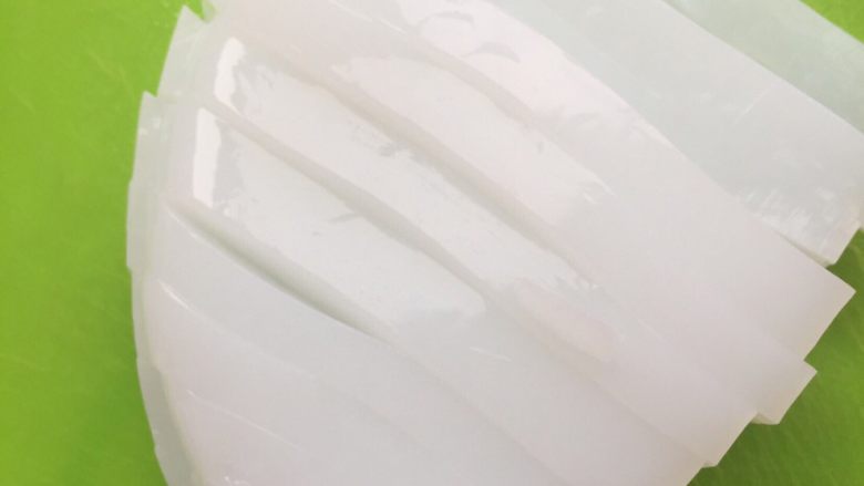 川北凉粉,取出需要吃的一部分,改刀装盘