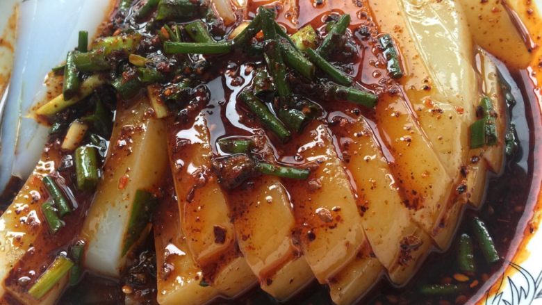 川北凉粉,放醋,生抽,白糖,辣椒油,香油,葱,味精。精盐,调匀,倒入