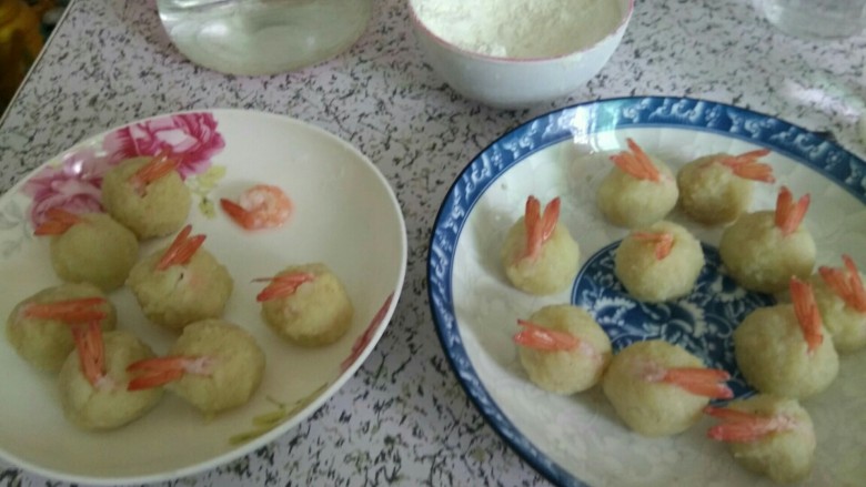 土豆虾球,土豆蒸熟!用勺子捣碎成土豆泥!鲜虾去虾头虾壳虾线!