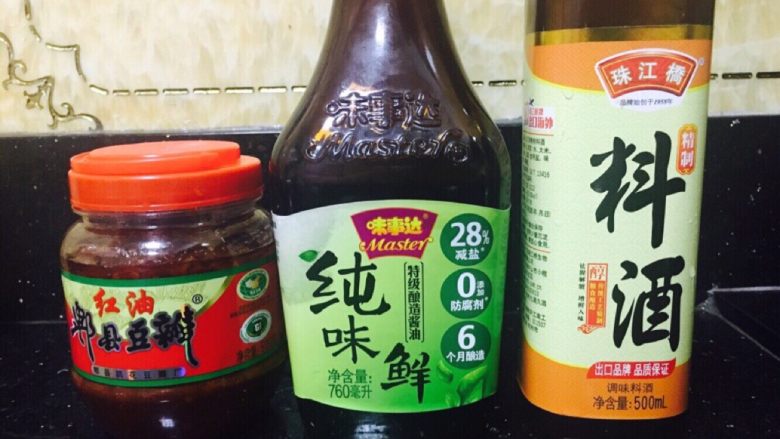 想吃就自己做的麻(bu)辣香锅🌶️,要上碟的时候把一勺料酒、一勺<a style='color:red;display:inline-block;' href='/shicai/ 46964'>郫县豆瓣酱</a>、随意酱油、半勺白砂糖放进去哼哼哈嘻🥘