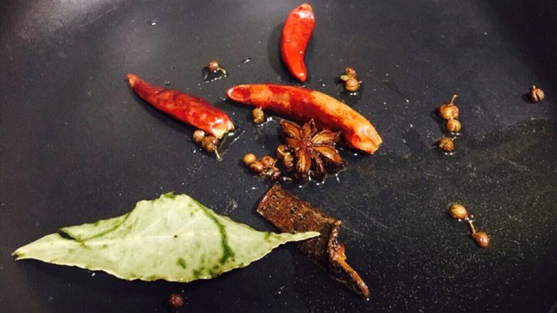 想吃就自己做的麻(bu)辣香锅🌶️,噔噔噔,冷油下香料们哦!姜片和蒜末也要放进去一起跳舞💃