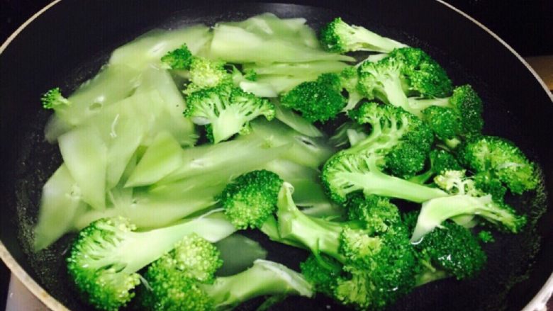 想吃就自己做的麻(bu)辣香锅🌶️,开始洗热水澡啦!蔬菜类九成熟要沥干水份!肉类加工到8成熟过冷河🌊🌊鹌鹑蛋煮熟剥皮👀