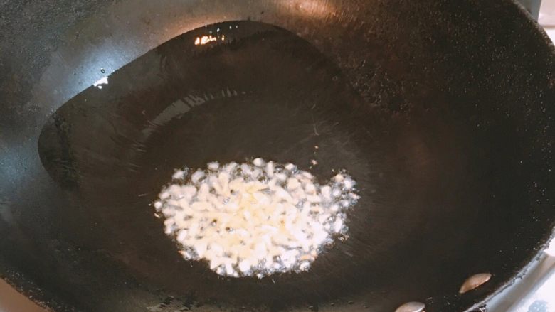 产后宜食 珍宝豆腐,锅中倒入少许橄榄油,放入葱姜末爆香