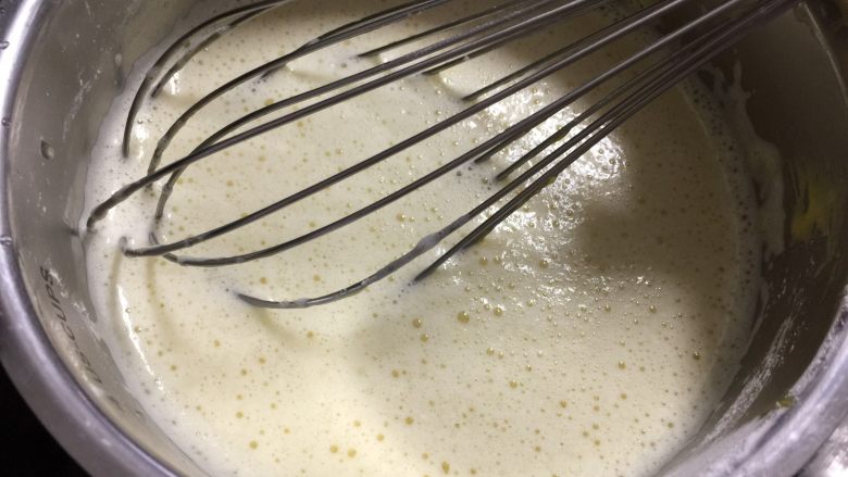 豆乳水果蛋糕,分次倒入熟豆浆,搅打至完全混合。