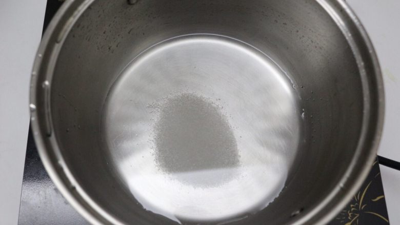 奶油奶酪版之提拉米苏,一部分细砂糖加水中小火煮沸，我用的是电磁炉