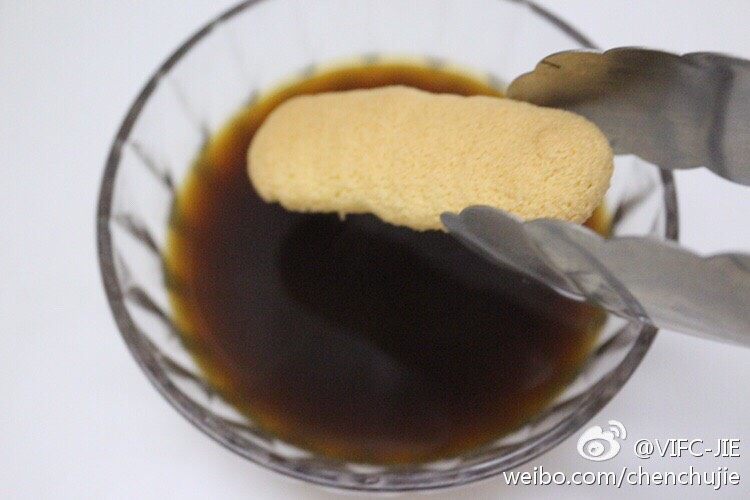 奶油奶酪版之提拉米苏,手指饼干在混合好的咖啡液里滚一下备用