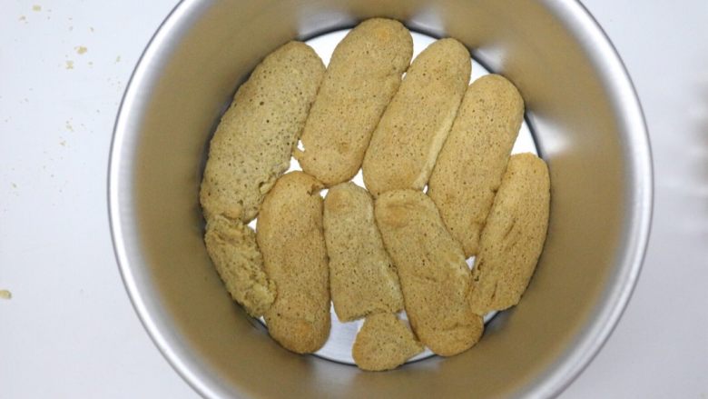 奶油奶酪版之提拉米苏,放入六寸活底模具里，第一层要铺满