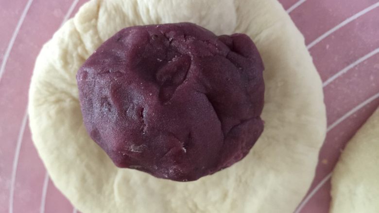 面包花,放入一份儿馅料,大概50克。