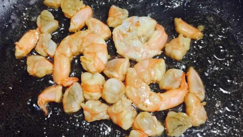 菠萝炒饭,再加少许油加热后倒入虾仁翻炒片刻
