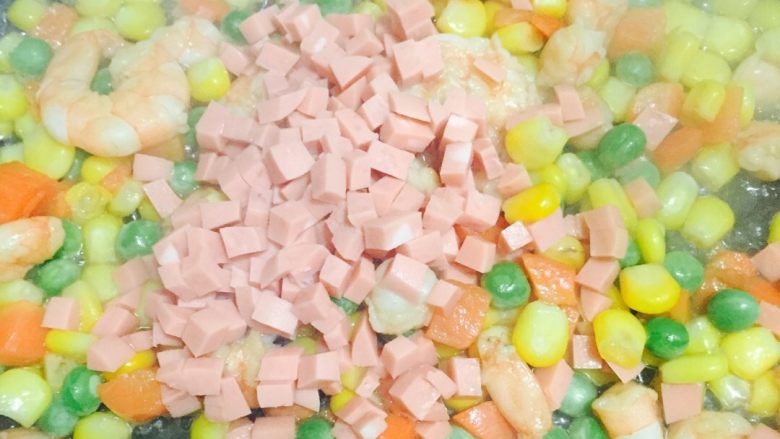 菠萝炒饭,依次倒入玉米粒、青豆、胡萝卜、火腿肠翻炒