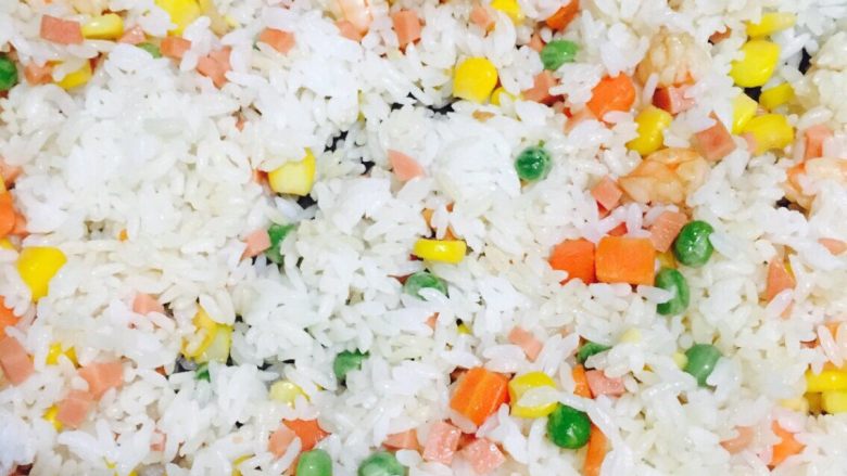 菠萝炒饭,再次倒入米饭翻炒