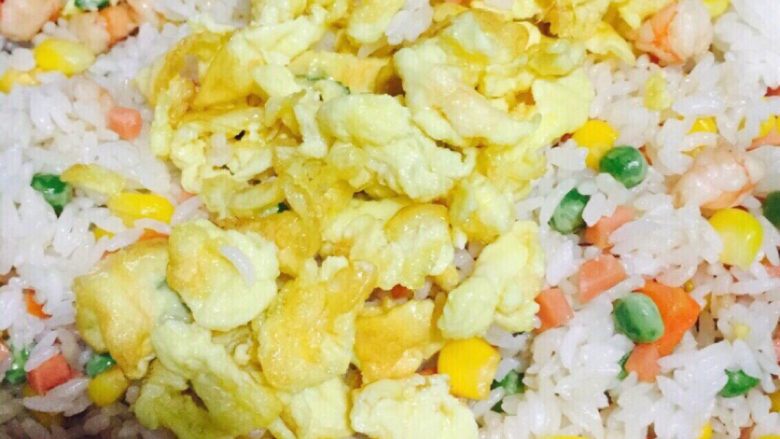 菠萝炒饭,倒入鸡蛋翻炒加一小勺的盐
