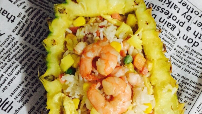 菠萝炒饭,盛在菠萝壳里