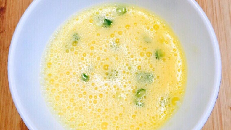 菠萝炒饭,将鸡蛋打成液状