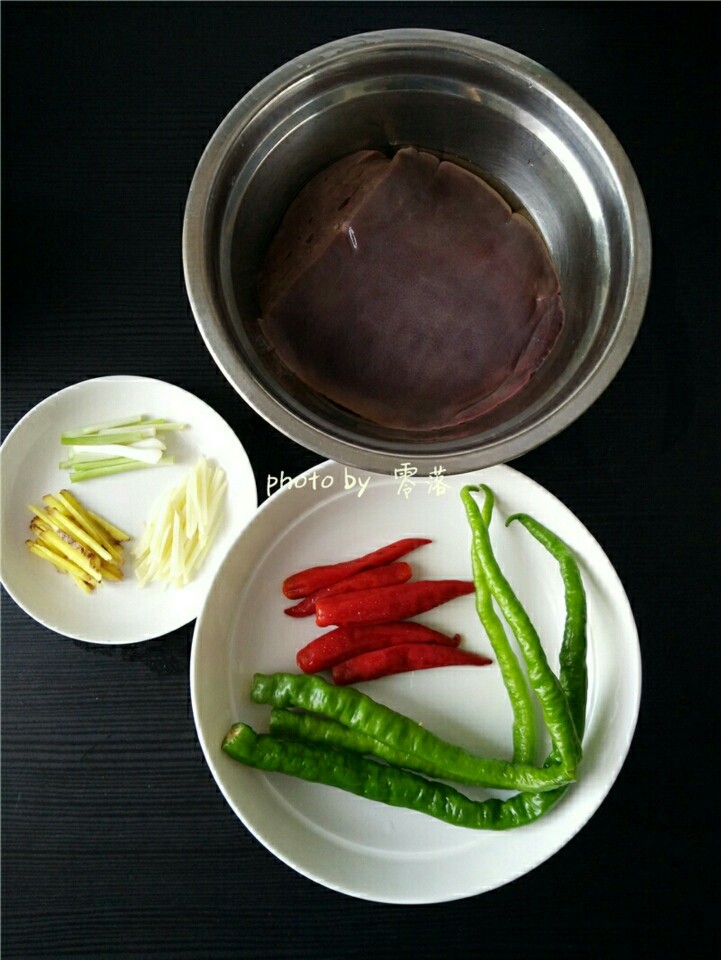 爆炒猪肝,备好食材:<a style='color:red;display:inline-block;' href='/shicai/ 419'>猪肝</a>,二荆条,小米辣;