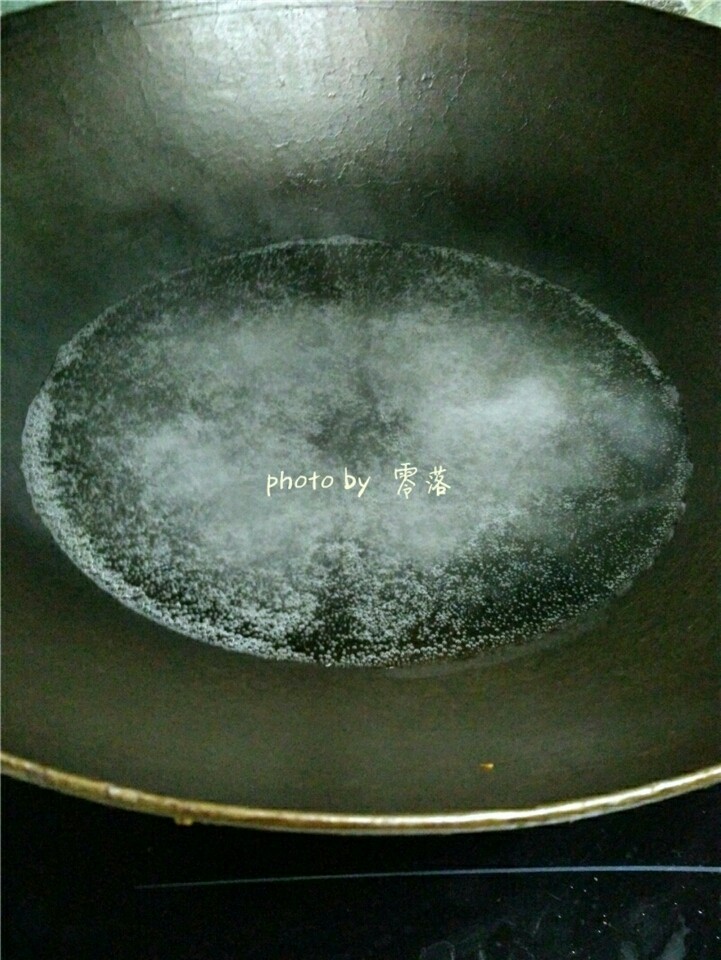 爆炒猪肝,锅里倒入适量清水,高度白酒,盐烧开;