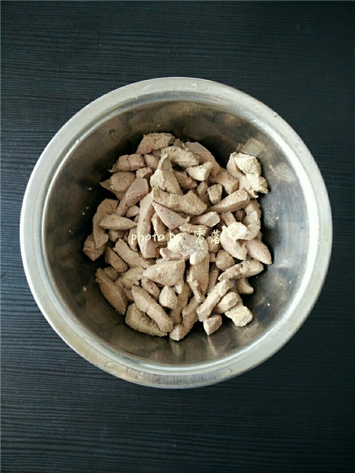 爆炒猪肝,将猪肝倒进去焯水,观察猪肝表面变色后,立即捞出用清水洗净,并沥干水分;
