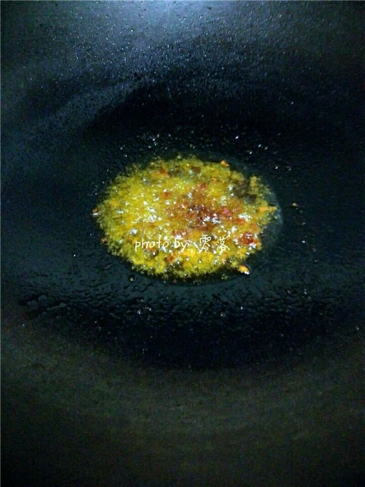 爆炒猪肝,放入<a style='color:red;display:inline-block;' href='/shicai/ 46964'>郫县豆瓣酱</a>炒香;
