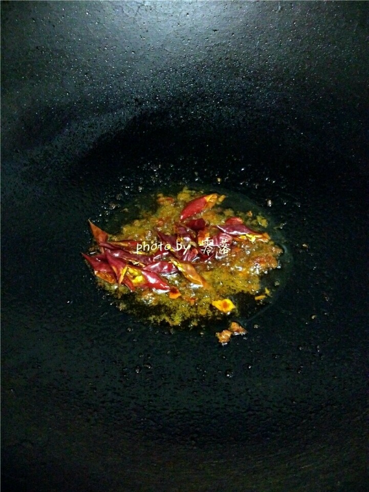 爆炒猪肝,放入干辣椒,花椒继续炒香;