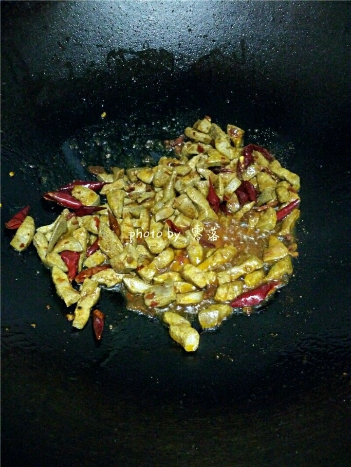 爆炒猪肝,调入适量<a style='color:red;display:inline-block;' href='/shicai/ 788'>生抽</a>,翻炒均匀;
