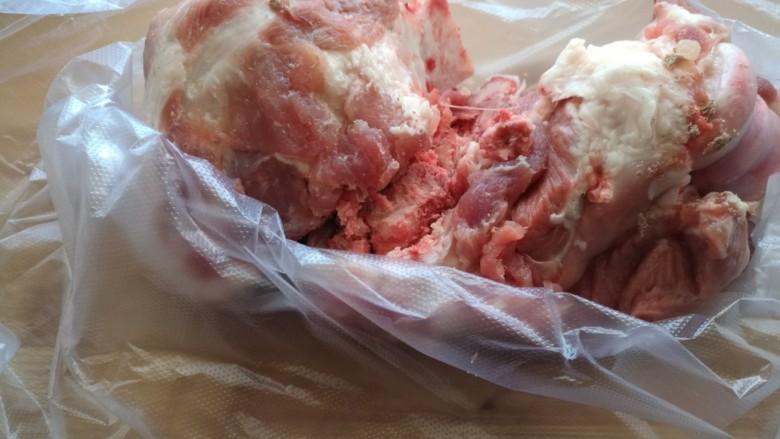 酱棒骨,主料洗净,剁块,焯水