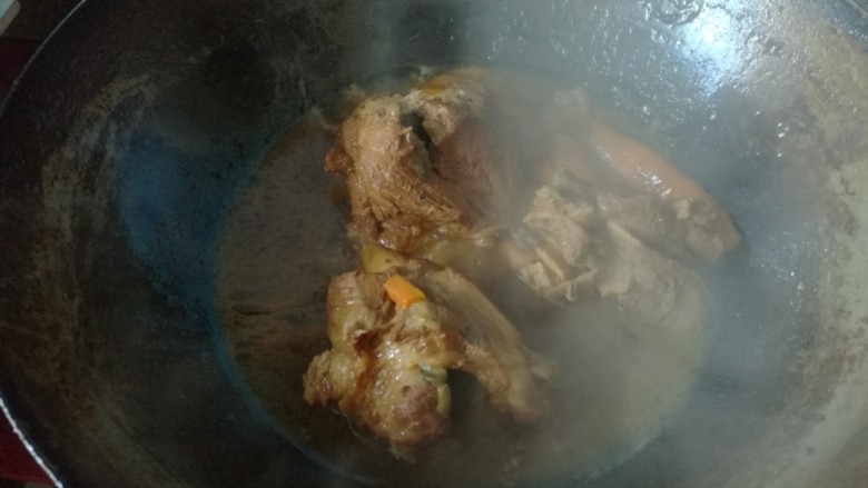 酱棒骨,转小火焖半小时左右,试主料多少,加冰糖,大火收汁!