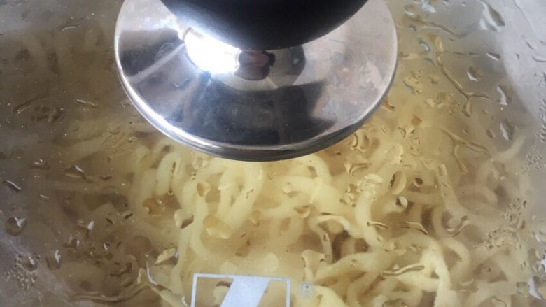 芸豆焖面,中间要再打开锅,用筷子将面条全部再次分开,因为蒸的过程中面条会粘在一起