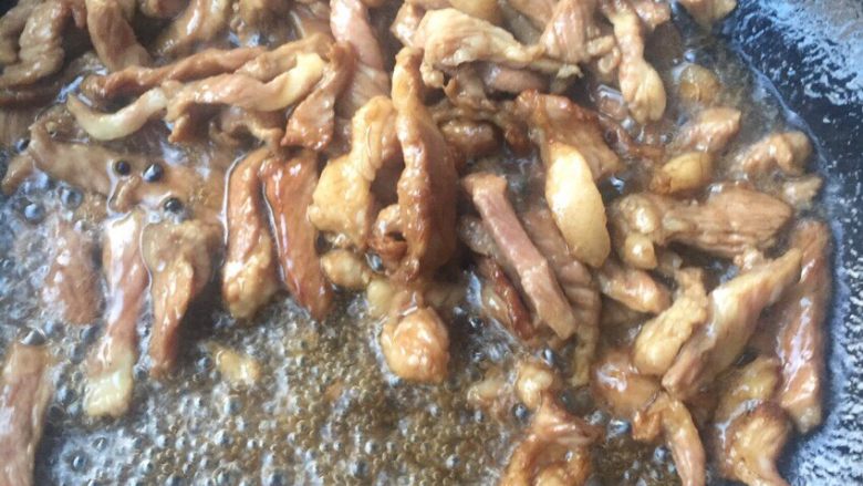 芸豆焖面,用油将少许花椒大料爆锅,有香味后将花椒大料捞出,然后用这个油直接炒肉和芸豆