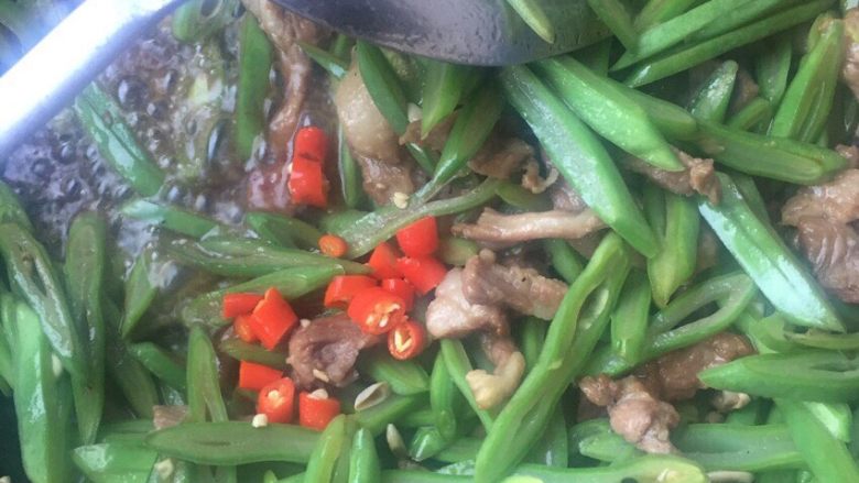 芸豆焖面,加入少许红辣椒