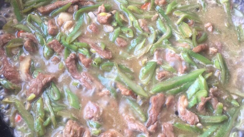 芸豆焖面,将芸豆炒变色后加适量的水炖,要多留出些水分