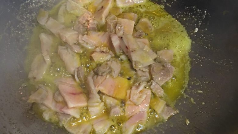 辣白菜炒年糕片,凉锅凉油入肉片炒