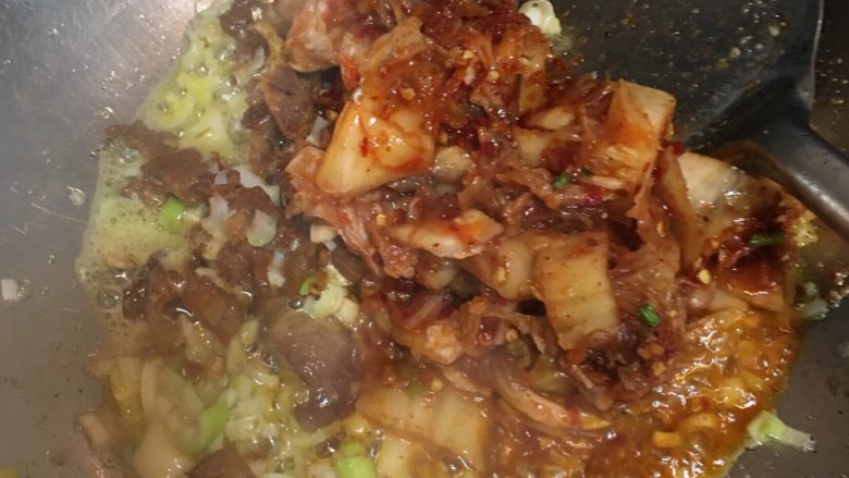 辣白菜炒年糕片,炒香入辣白菜,流汤汁