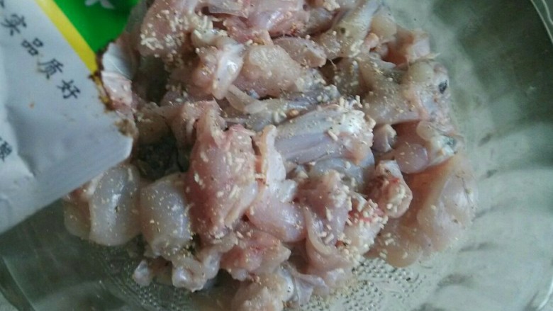 牛蛙香锅,在吸干水分的牛蛙中加入少许鸡精、白胡椒粉、麻辣鲜用手抓匀,腌10分钟