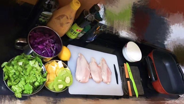 学生宿舍自制方便的鸡胸肉沙拉,都切好准备就绪