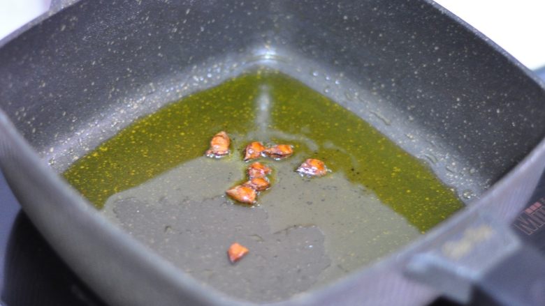 五花肉炖油豆角,油热后转小火,放入大料瓣,榨出大料香味。