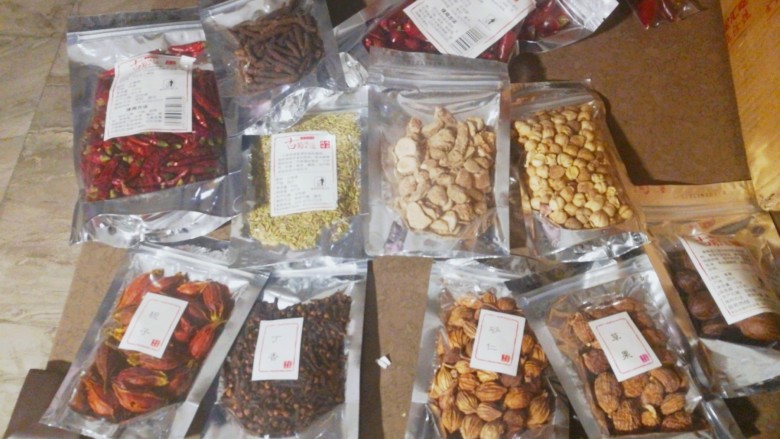 干锅牛蛙,准备干锅酱的材料:
干辣椒节80克,泡椒节、小米辣颗、干花椒各15克。
郫县<a style='color:red;display:inline-block;' href='/shicai/ 705'>豆瓣酱</a>(剁细)30克,海鲜酱10克,小茴香、山柰粉各5克,五香粉2克,红油150毫升,芝麻油50毫升。