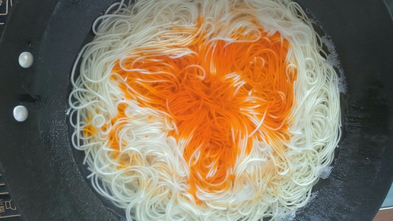 炒猪肝面,加入<a style='color:red;display:inline-block;' href='/shicai/ 852'>辣椒油</a>,拌匀,改中火。