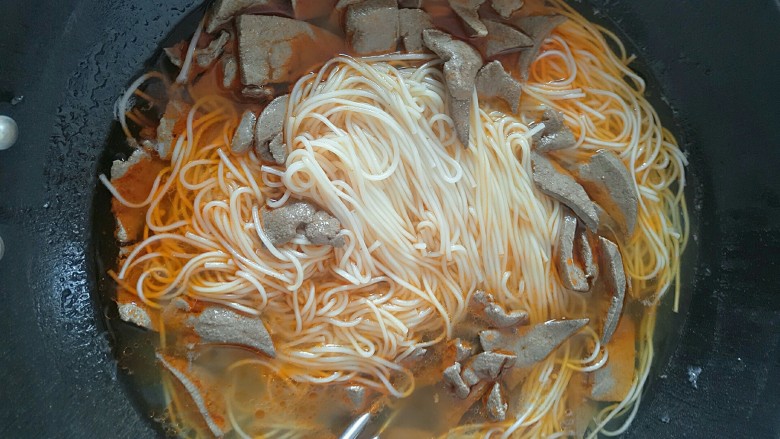 炒猪肝面,加入<a style='color:red;display:inline-block;' href='/shicai/ 692'>酱油</a>和猪肝,炒匀。