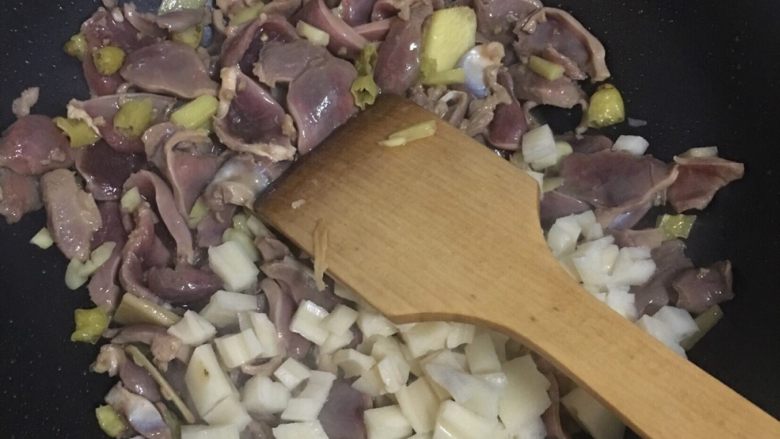 酸辣鸡胗,鸡胗变色加入藕丁，炒制一会儿