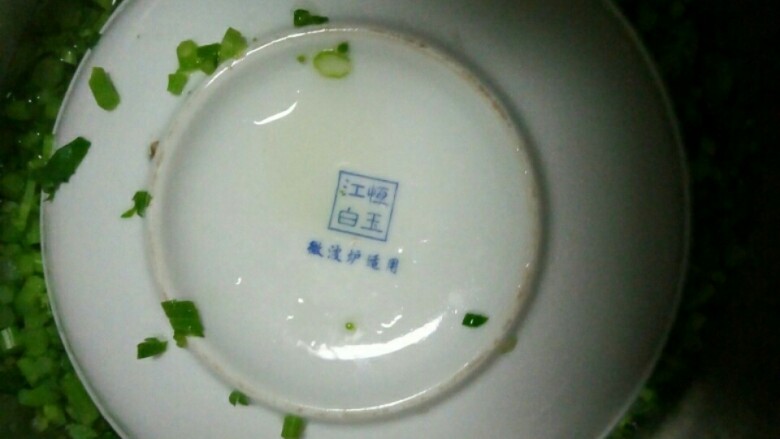 冲菜,放青菜苔子入开水锅内淖一下,不要煮捞出放盆,去水,加盘子盖上压实捂一天。盖上盖子。