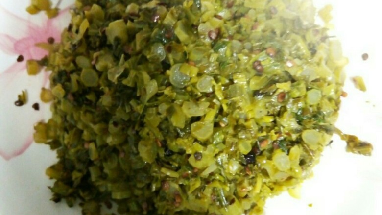 冲菜,吃时热锅下菜油烧至冒油,下花椒,海椒,略炸至香放冲菜炒至无水,下盐炒匀起锅装盘,就可以开吃。
