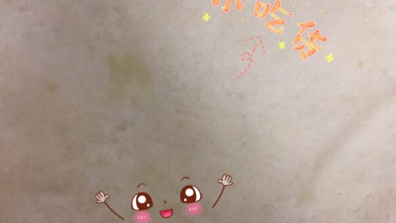 素春卷,现在开始包春卷(把调好的料放在春卷皮里、卷起来)
