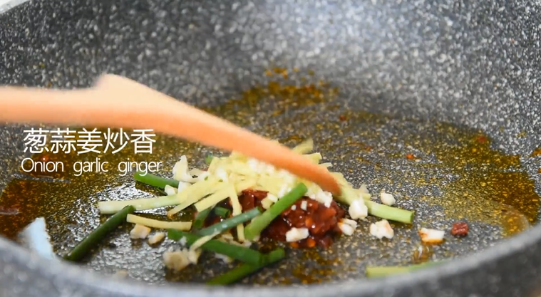 想保留最鲜美的滋味就这样吃——爆炒蛏子,热油锅倒入<a style='color:red;display:inline-block;' href='/shicai/ 705'>豆瓣酱</a>炒至出油,倒入葱姜蒜爆香