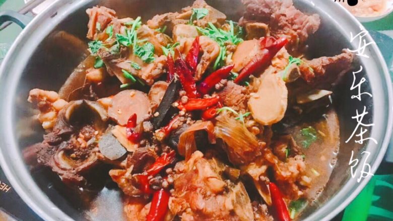 家常羊蝎子锅,在餐桌支上电磁炉,把羊蝎子转移到电磁炉专用的汤锅里。烧一壶来开水备续汤,青菜摆好,蘸料摆好。米饭🍚盛好。饮料倒好,哈哈,开吃