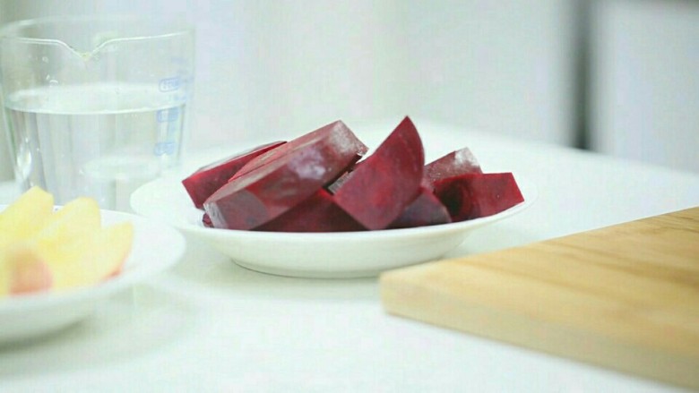 甜菜根精力汤,<a style='color:red;display:inline-block;' href='/shicai/ 2692'>黄豆芽</a>洗净用开水过一下,盛盘子里。
