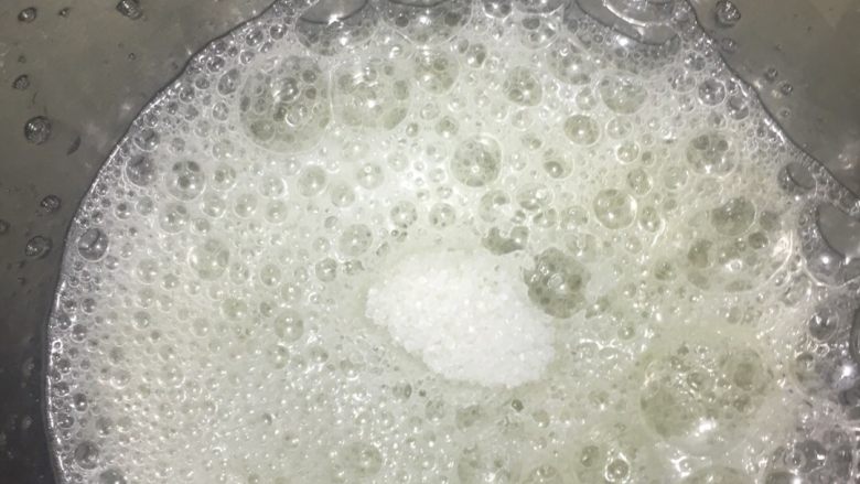 虎皮蛋糕卷,蛋白打发起粗泡,加10克糖